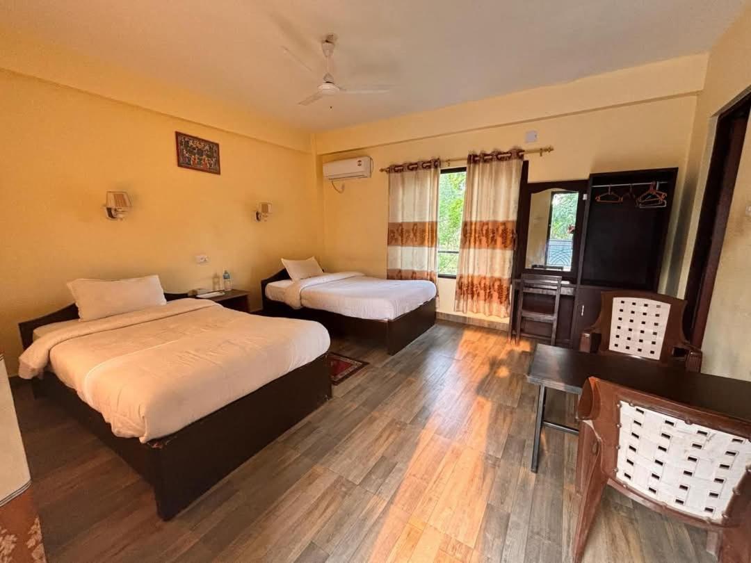 Silent Park Hotel Sauraha Exterior photo